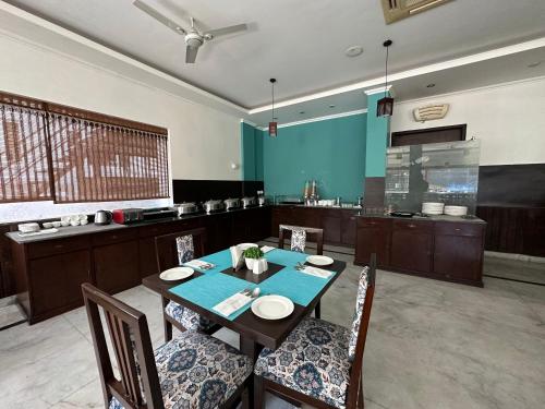 Η κουζίνα ή μικρή κουζίνα στο Hotel Dewa Retreat- A Himalayan Boutique Hotel