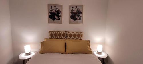 sypialnia z łóżkiem z dwoma światłami w obiekcie New apartment in center Madrid! w Madrycie