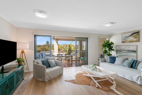 Χώρος καθιστικού στο Sunrise Cove- 2BR Waterfront Apartment by uHoliday