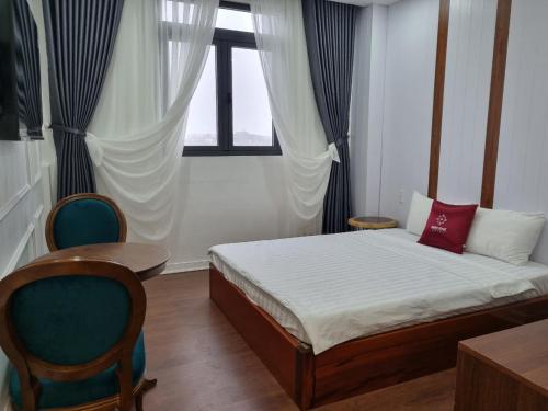 Cama ou camas em um quarto em Minh Khue Hotel