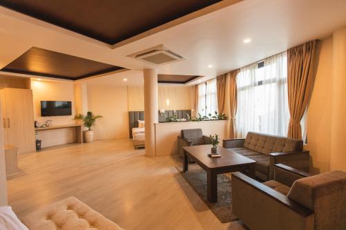 ein Wohnzimmer mit einem Sofa und einem Tisch in der Unterkunft Lavie Residence and Spa in Kathmandu