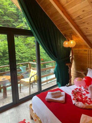 Ένα ή περισσότερα κρεβάτια σε δωμάτιο στο Hoşdere Bungalov