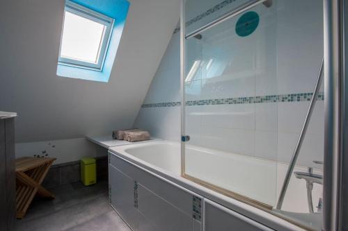 un bagno con doccia e vasca da bagno di Cottage Opale a Stella-Plage