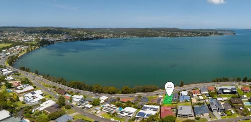 A bird's-eye view of Contemporary home with water vistas - Speers Point