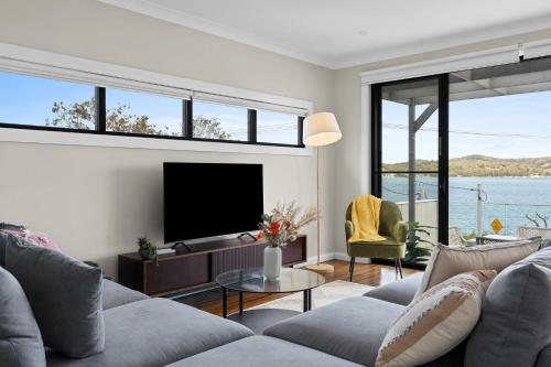 Uma área de estar em Contemporary home with water vistas - Speers Point