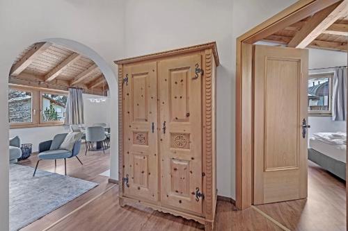 ツェエリーナにあるAnda 6の木製のドアとベッドルームが備わる客室です。