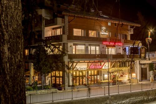 un edificio con una tienda delante de él por la noche en Hotel Beau Rivage, en Zermatt