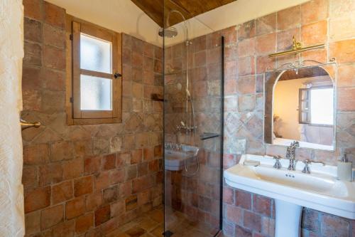 une salle de bain avec un lavabo et une douche dans l'établissement A VIGNA - CASEDDU A PUNTA vue mer et piscine, à Viggianello