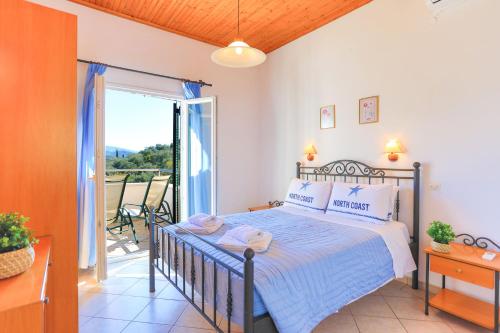1 dormitorio con 1 cama y balcón en Alexandra Bay Front, en Ágios Stéfanos