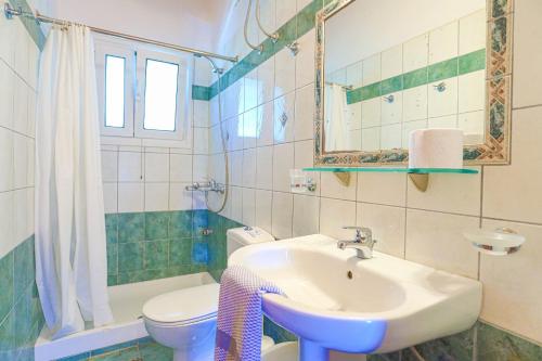 Koupelna v ubytování Cochelli Upper Pool Walk to beach AC WiFi