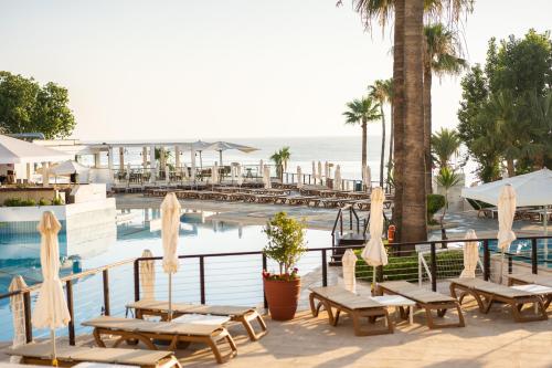 ośrodek z basenem i plażą w obiekcie Golden Coast Beach Hotel w mieście Protaras