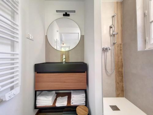 a bathroom with a sink and a mirror at Gite l'Odonate, partage des eaux in L'Isle-sur-la-Sorgue