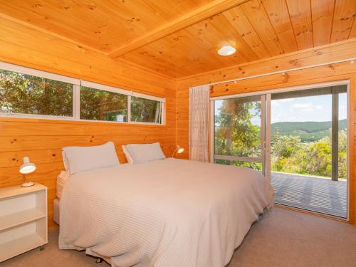 Katil atau katil-katil dalam bilik di Onemana Lookout - Onemana Holiday Home