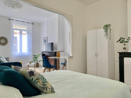 Posteľ alebo postele v izbe v ubytovaní Florimond cosy apparts