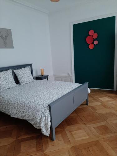 Posteľ alebo postele v izbe v ubytovaní LE 1 EN DUO gite tout confort Colmar centre