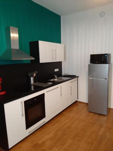 Kuchyňa alebo kuchynka v ubytovaní LE 1 EN DUO gite tout confort Colmar centre