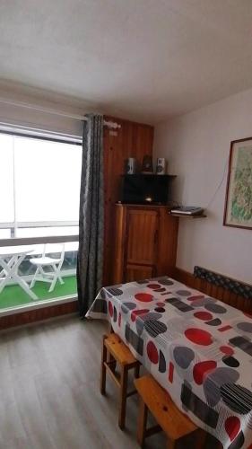 une chambre avec un lit et une grande fenêtre dans l'établissement Studio Montagne à la Pierre St Martin, à Arette