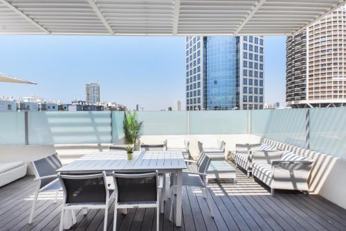 patio con tavolo e sedie sul tetto di Skylight 3BR in Bograshov by HolyGuest a Tel Aviv