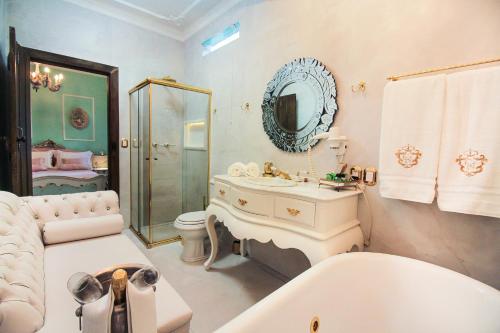 Bilik mandi di Casa Nostra Boutique Hotel