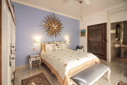 Katil atau katil-katil dalam bilik di Casa Nostra Boutique Hotel
