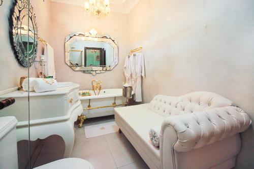 Bilik mandi di Casa Nostra Boutique Hotel