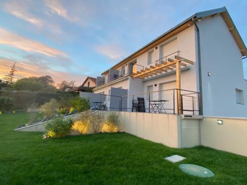 Casa con balcón y patio en La villa perchée en Saint-Prix