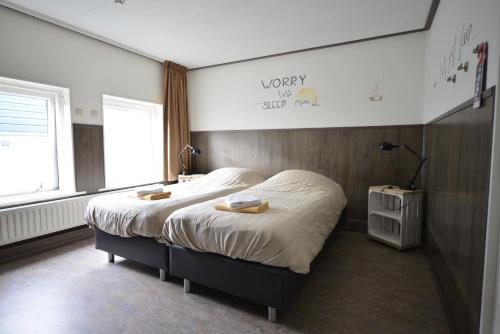 ein Schlafzimmer mit einem großen Bett in einem Zimmer in der Unterkunft Havenzicht in Dinteloord