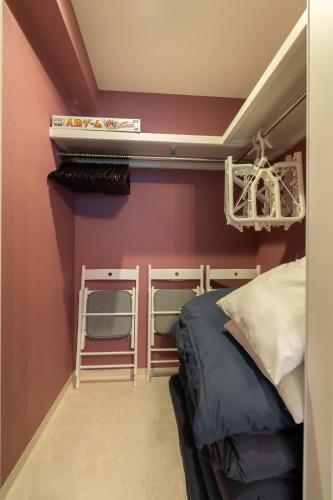 a bedroom with purple walls and a bed and a shelf at Japan Hinata Hotel 池下駅 1番出口 徒歩2分 1LDK 50平米 8名 in Nagoya