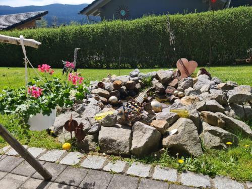 a rock garden with flowers and plants in a yard at Ferienwohnung HOAMAT Schmalzreich Andrea in Lam