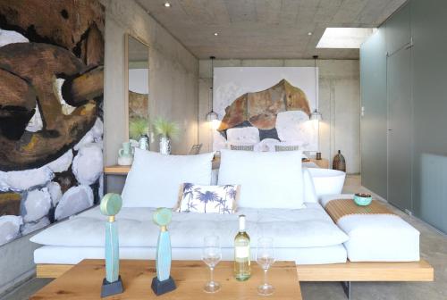 sala de estar con sofá blanco y mesa en Marnos Luxury Villas en Kamilari