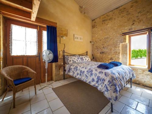 1 dormitorio con cama y ventana en Le Nid de Faucons, en Lalinde