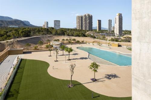 einen Blick über einen Pool mit Palmen in der Unterkunft InTempo Luxury Sky View & Spa Resort in Benidorm