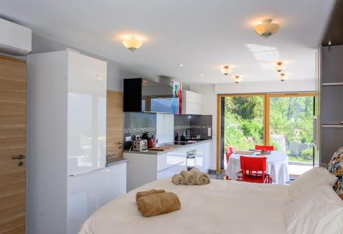 une chambre avec une cuisine et une salle à manger dans l'établissement In the heart of nature with an unique view, à Plan Motmin