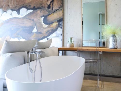 Kylpyhuone majoituspaikassa Marnos Luxury Villas