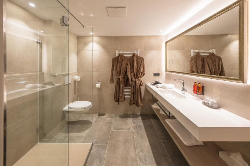 Un baño de VIER Studios & Restaurant