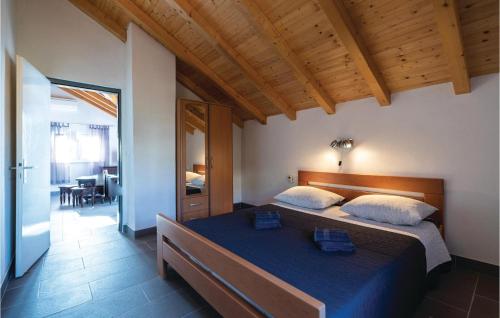 ein Schlafzimmer mit einem großen Bett mit einer blauen Decke in der Unterkunft 4 Bedroom Gorgeous Home In Prigradica in Prigradica