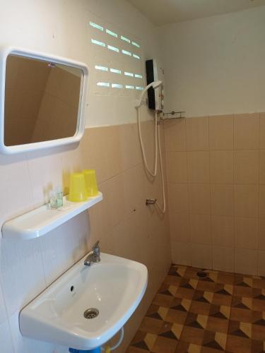 a bathroom with a sink and a mirror at Mookies Bungalows in Koh Mook