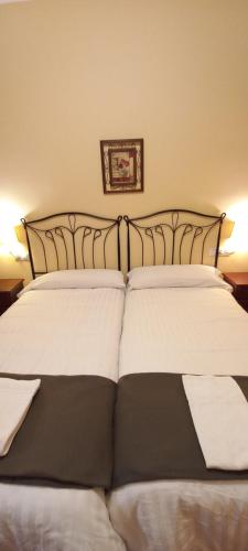 コルドバにあるApartamento Cordobán Centroのベッドルーム(白い枕のベッド1台付)