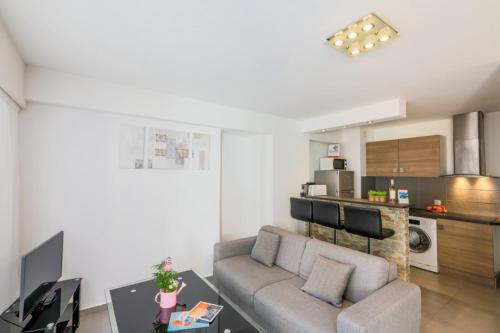 un salon avec un canapé et une table dans l'établissement SUEDE 3 AP4209 By Riviera Holiday Homes, à Nice