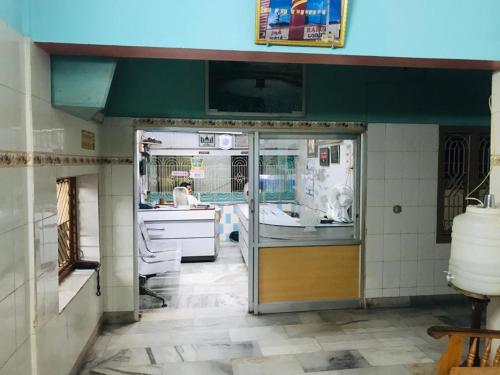 uma cozinha com uma porta aberta num quarto em Royal Rasool Residency em Paramagudi
