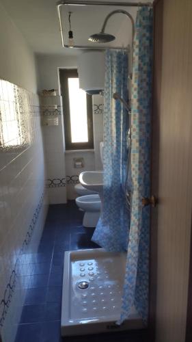 ein Badezimmer mit 2 WCs und einer Dusche in der Unterkunft CASA CON VISTA A GRAVERE in Gravere