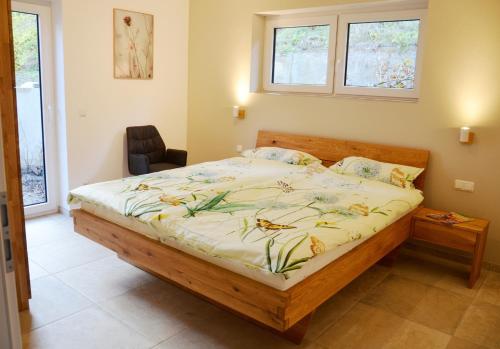 ein Schlafzimmer mit einem großen Bett in einem Zimmer in der Unterkunft Ferienhaus 'Freund am See' 3 in Heimbach