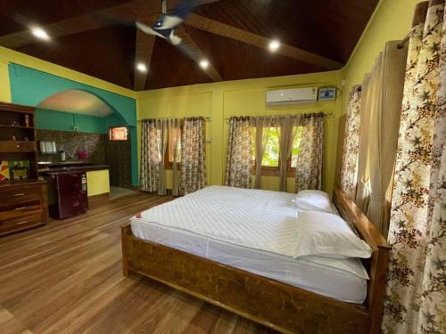 een slaapkamer met een groot bed in een kamer bij Lake Vista Home Stay in Tezpur