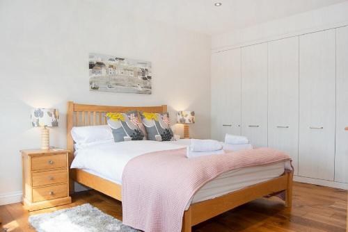 sypialnia z dużym łóżkiem z drewnianym zagłówkiem w obiekcie Meadow View w mieście Alnwick