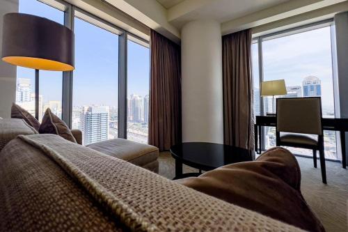 Гостиная зона в Address Dubai Marina - Luton Vacation Homes