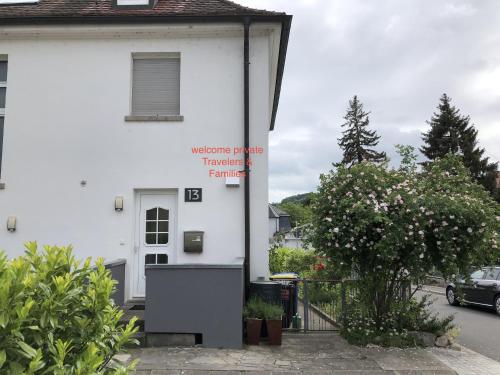 ein weißes Gebäude mit einem Schild an der Seite in der Unterkunft Altstadt Nähe 7 Min Fußweg über Alte Maibrücke zu Pension mit Balkon & Garten, ideal for long stay, relocation in Ochsenfurt