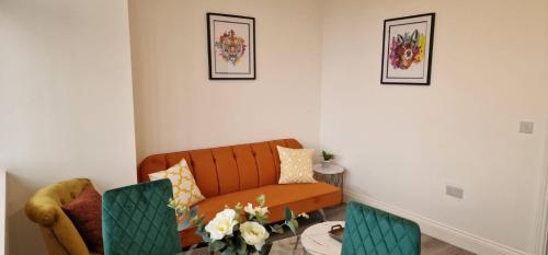 uma sala de estar com um sofá e uma mesa em Flitwick Luxury Apartment - Sleeps 4 em Flitwick