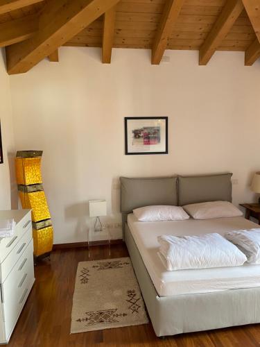 1 dormitorio con cama y techo de madera en Apartment Claudia, en Muggia