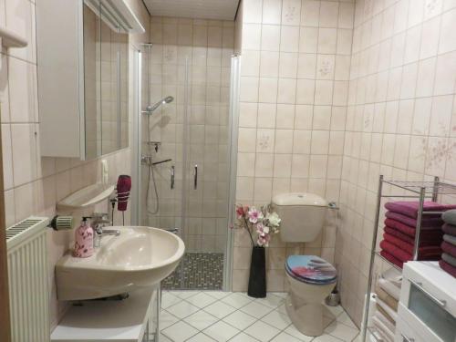 Ένα μπάνιο στο Ferienwohnung Fischer