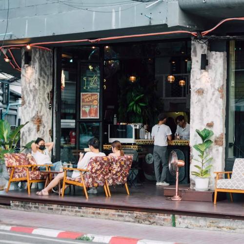 Clientes alojados en Jai Loy Cafe & Rooftop